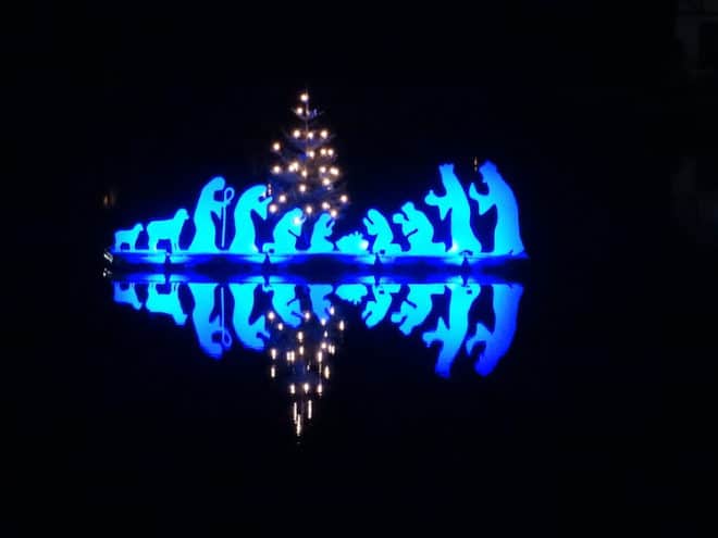 Ein Highlight des „Weihnachtsdorfs Waldbreitbach“ ist die schwimmende Krippe auf der Wied. Beim besinnlichen Lichtspiel machen nicht nur die kleinen Besucher große Augen. (Foto: epr/Touristik-Verband Wiedtal e.V.)