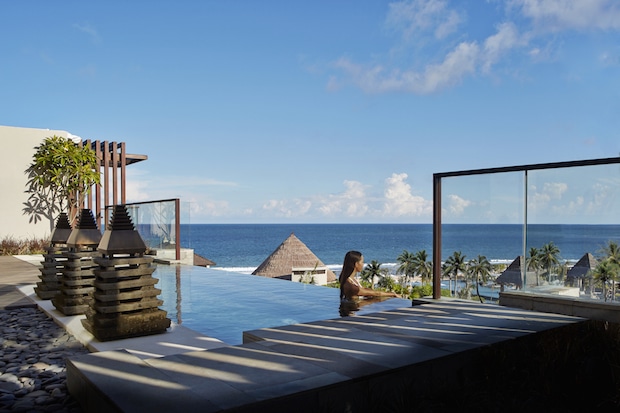 Blick vom Pool der Sky Villa, über das Hotelgelände und den Indischen Ozean_©The Ritz-Carlton, Bali