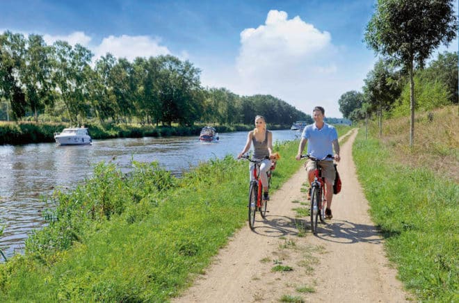 Immer am Wasser: Die Alte Salzstraße führt die Radfahrer von Lüneburg bis nach Lübeck-Travemünde – dabei geht es ab Lauenburg am Elbe-Lübeck-Kanal entlang. (Foto: epr/Herzogtum Lauenburg/photocompany)