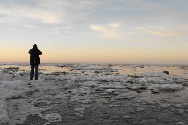 Ein winterlicher Strandspaziergang in Norden-Norddeich tut Geist und Körper gut. Foto: djd/TourismusMarketing Niedersachsen/Wirtschaftsbetriebe der Stadt Norden GmbH