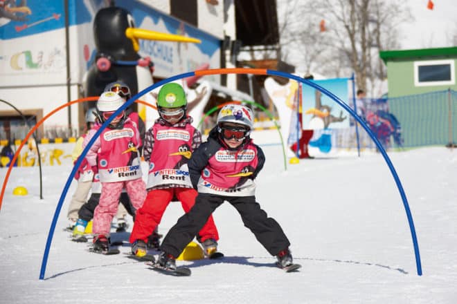 Früh übt sich, wer ein Skifahrer werden will! Im Feriendorf Kirchleitn lernen Kinder spielerisch den beliebten Wintersport. (Foto: epr/Kirchleitn Familien Feriendorf)