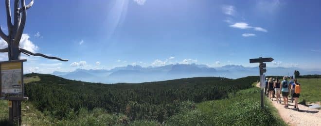 Traumhaftes Dolomiten-Panorama auf der Wanderstrecke auf dem Ritten.