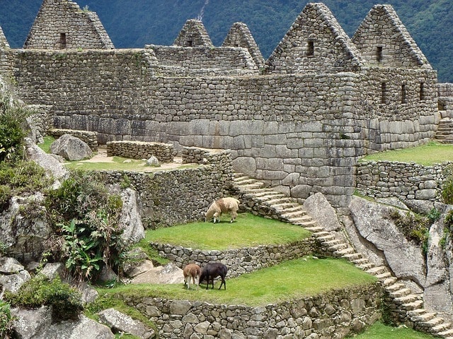 Eines der bekanntesten Sehenswürdigkeiten in Südamerika sind die Machu Picchu Ruinen in Peru 