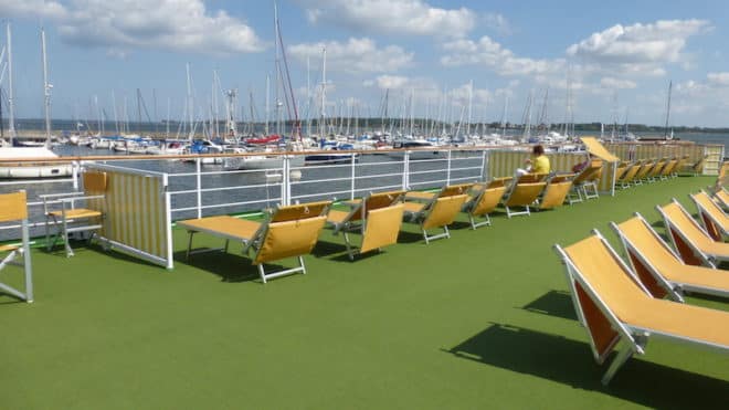 Auf einem Flusskreuzfahrt Schiff kann man sich auf dem Sonnendeck ebenso sonnen wie bei einer Hochseekreuzfahrt