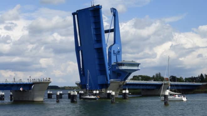 Auf einer Flusskreuzfahrt muss man auch schon mal durch ein eine Brücke hindurch