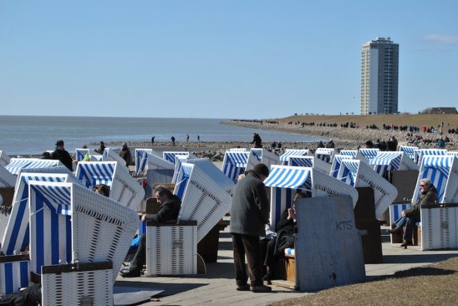 Entspannen in einem Strandkorb an der Nordseeküste 