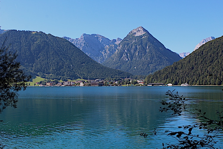 Der Radweg von München nach Venedig führt die Radler auf ihrer Radreise am idyllischen Achensee vorbei.