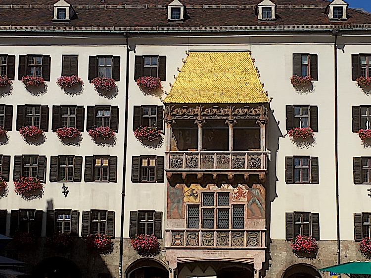 Die Besichtigung des berühmten "goldenen Daches" gehört ebenfalls zum Programm auf der Radreise von München nach Venedig