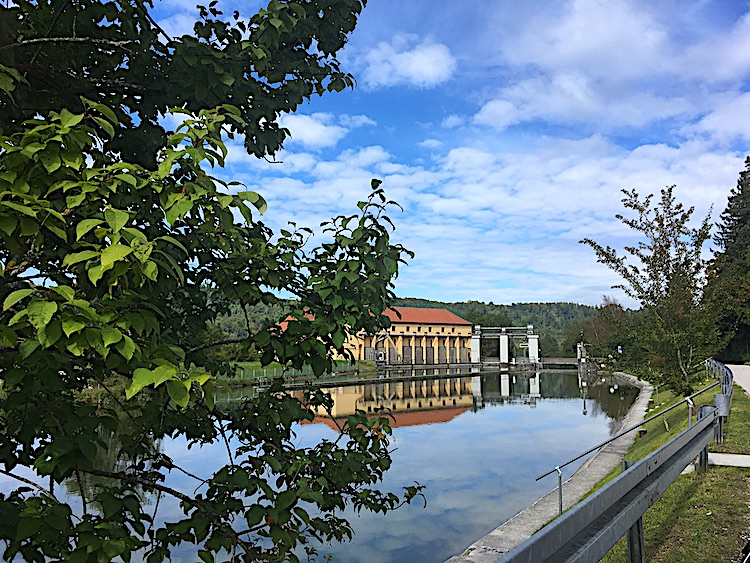 Die Radreise führt uns vorbei am Wasserkraftwerk III am Isarradweg