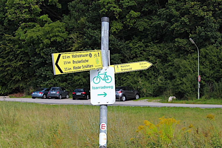 Zahlreiche Wegweiser zeigen einem den richtigen Weg auf der Radreise nach Venedig