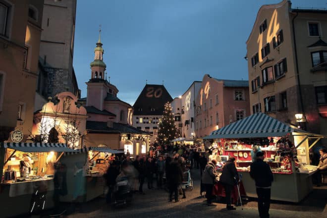 Winter in der historischen Altstadt Hall in Tirol.