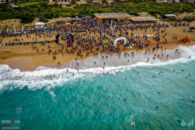 Der Startschuss für den IRONMAN 70.3 fällt am herrlichen Strand der Navarino Dunes.