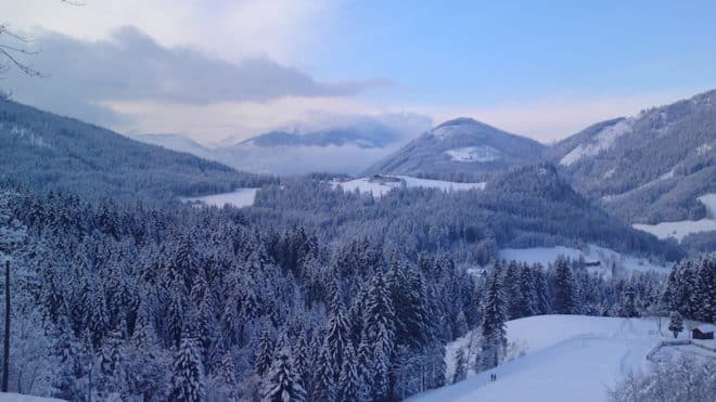 Beim Camping Urlaub im Winter wird es behaglich im Wohnmobil.