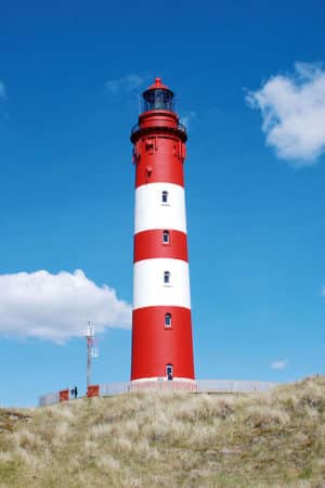 Der markante Leuchtturm auf Amrum ist eine beliebte Sehenswürdigkeit.