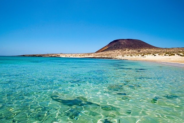 Die kanarische Insel La Graciosa ist ausschließlich mit dem Boot zu erreichen. 