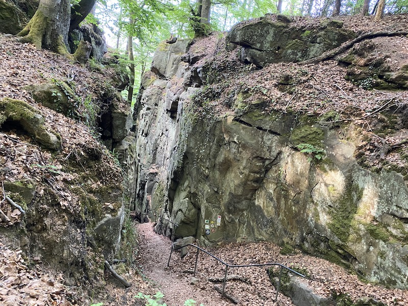 In der Teufelsschlucht geht es mal steil bergab oder bergauf je nachdem