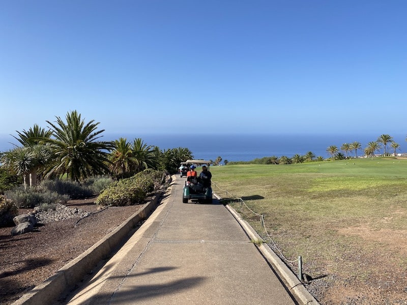 Mit dem Golfcart über den Golfplatz Tecina Golf auf La Gomera 