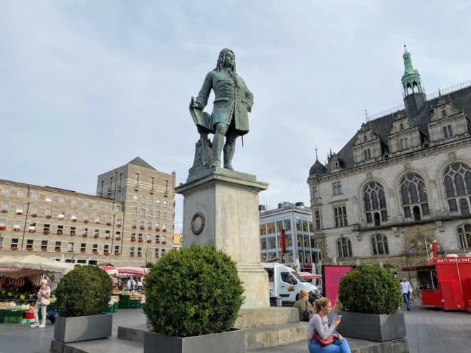 Händel Statue auf dem Marktplatz in Halle. Er schaut in Richtung London, seine Wahlstadt in der er auch begraben wurde.