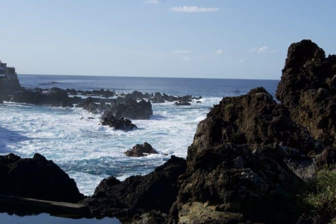 Die Felsbäder von Porto Moniz auf Madeira. 