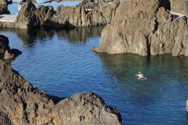 Die natürlichen Felsbäder auf Madeira eignen sich hervorragend zum schwimmen.