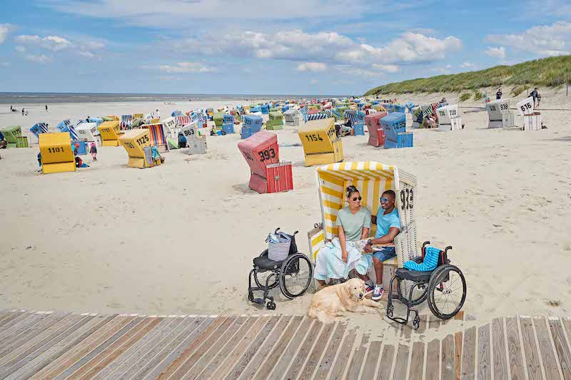 Menschen mit Mobilitätseinschränkungen genießen die Barrierefreiheit an Deutschlands Stränden. 