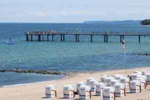 Die deutsche Ostseeküste ist bekannt für ihre langen, feinkörnigen Sandstrände.