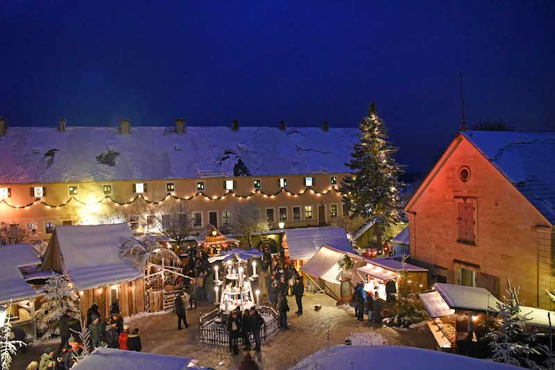 Auf der Festung Königstein trifft man auf einen Weihnachtsmarkt, wie man ihn sonst nur noch auf Nostalgiepostkarten findet